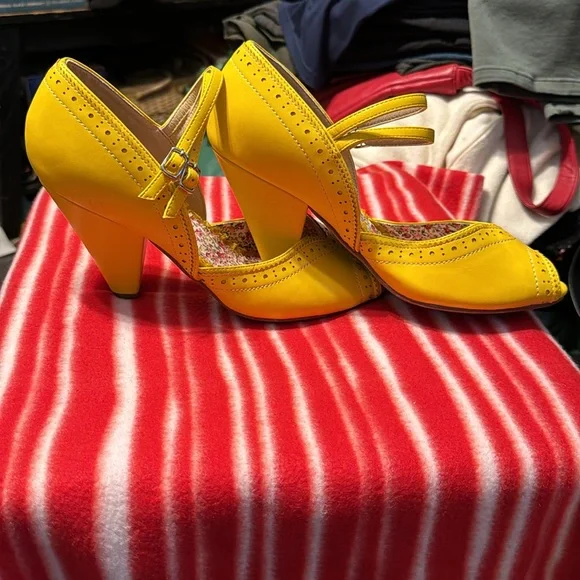 Bettie Page Double Strap Women’s Nellie Pumps - Picture 2 of 5